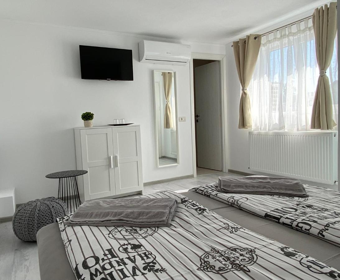 Four Rooms Curtea De Arges Exterior photo