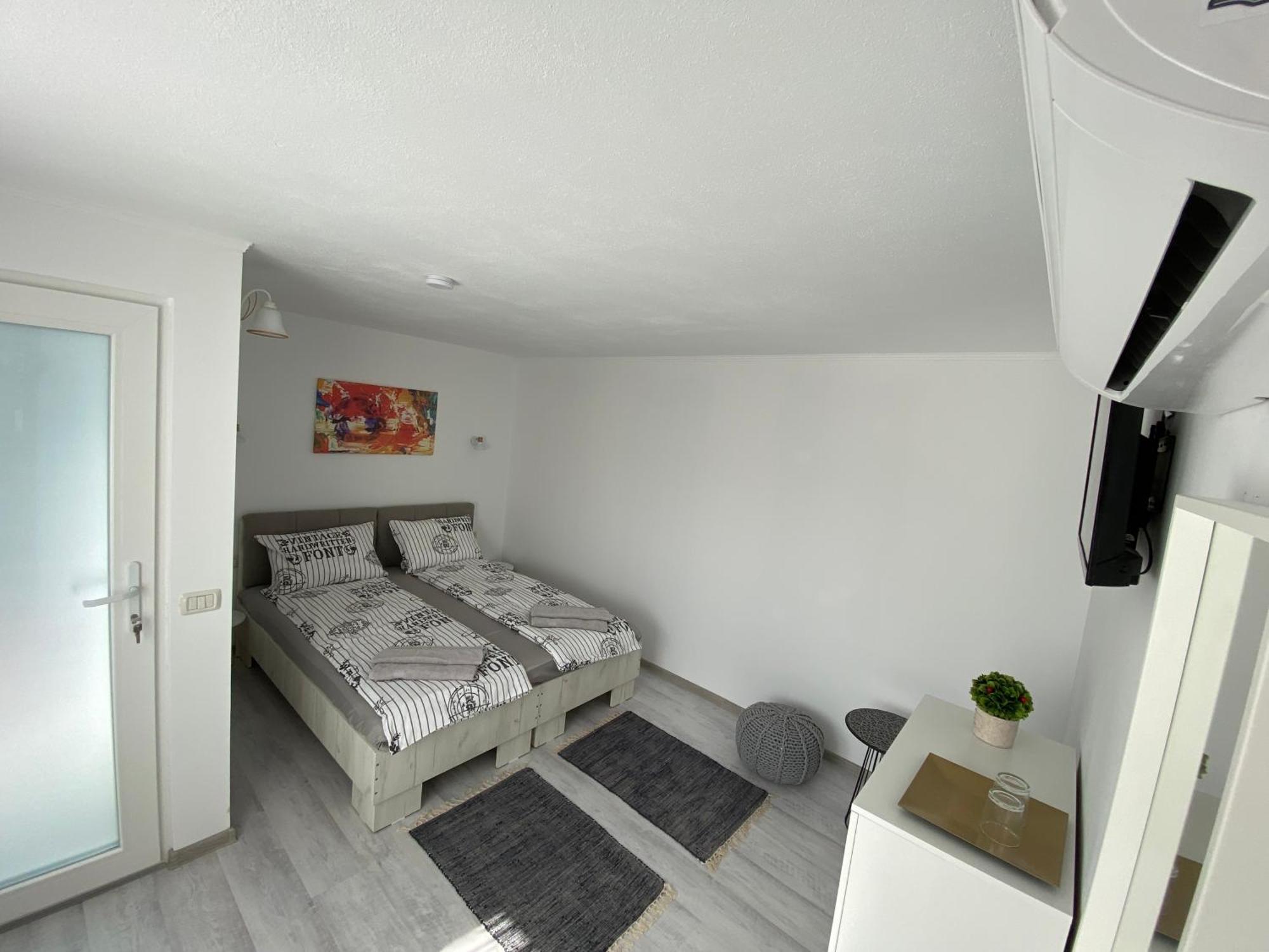 Four Rooms Curtea De Arges Exterior photo